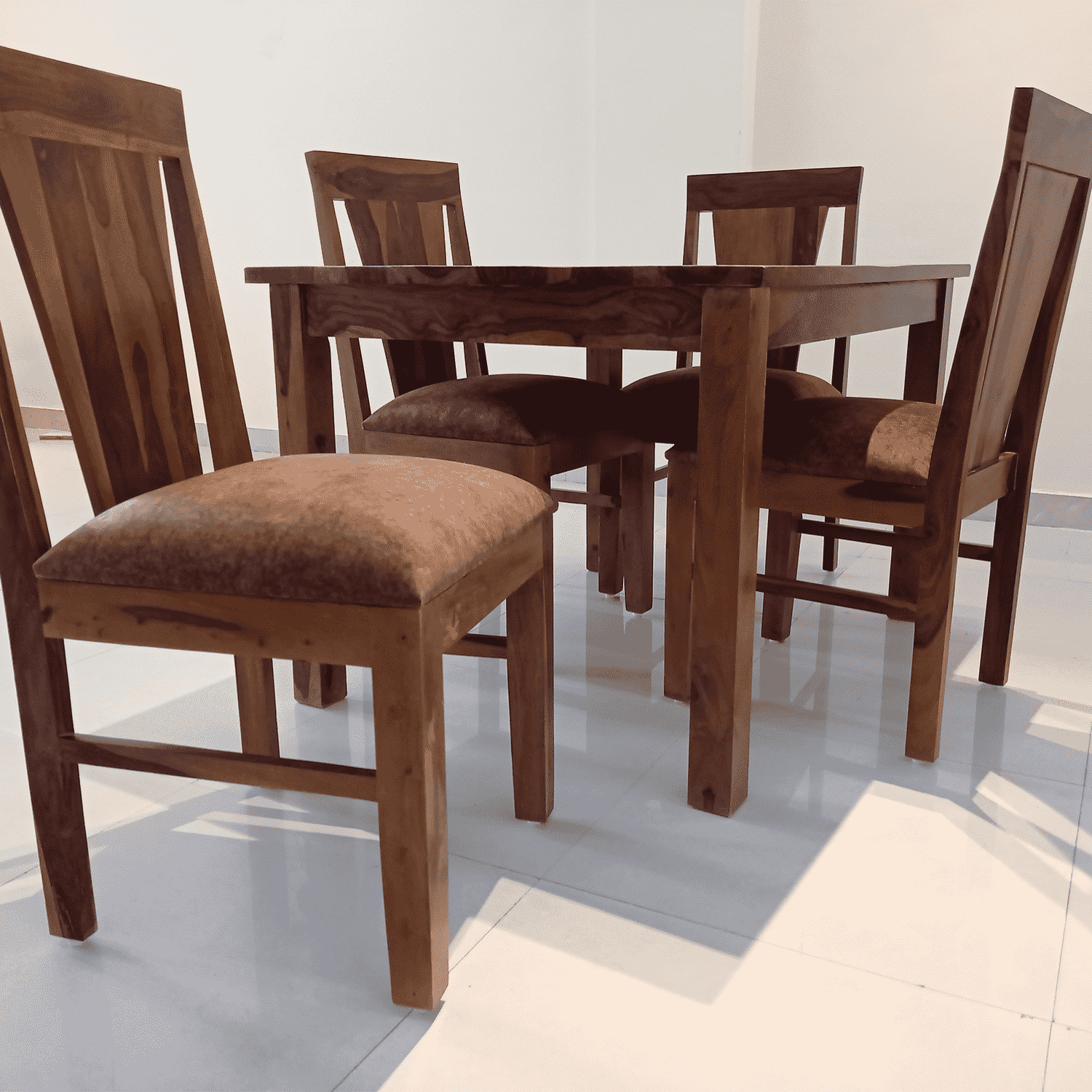 Amaltas V back dining table set