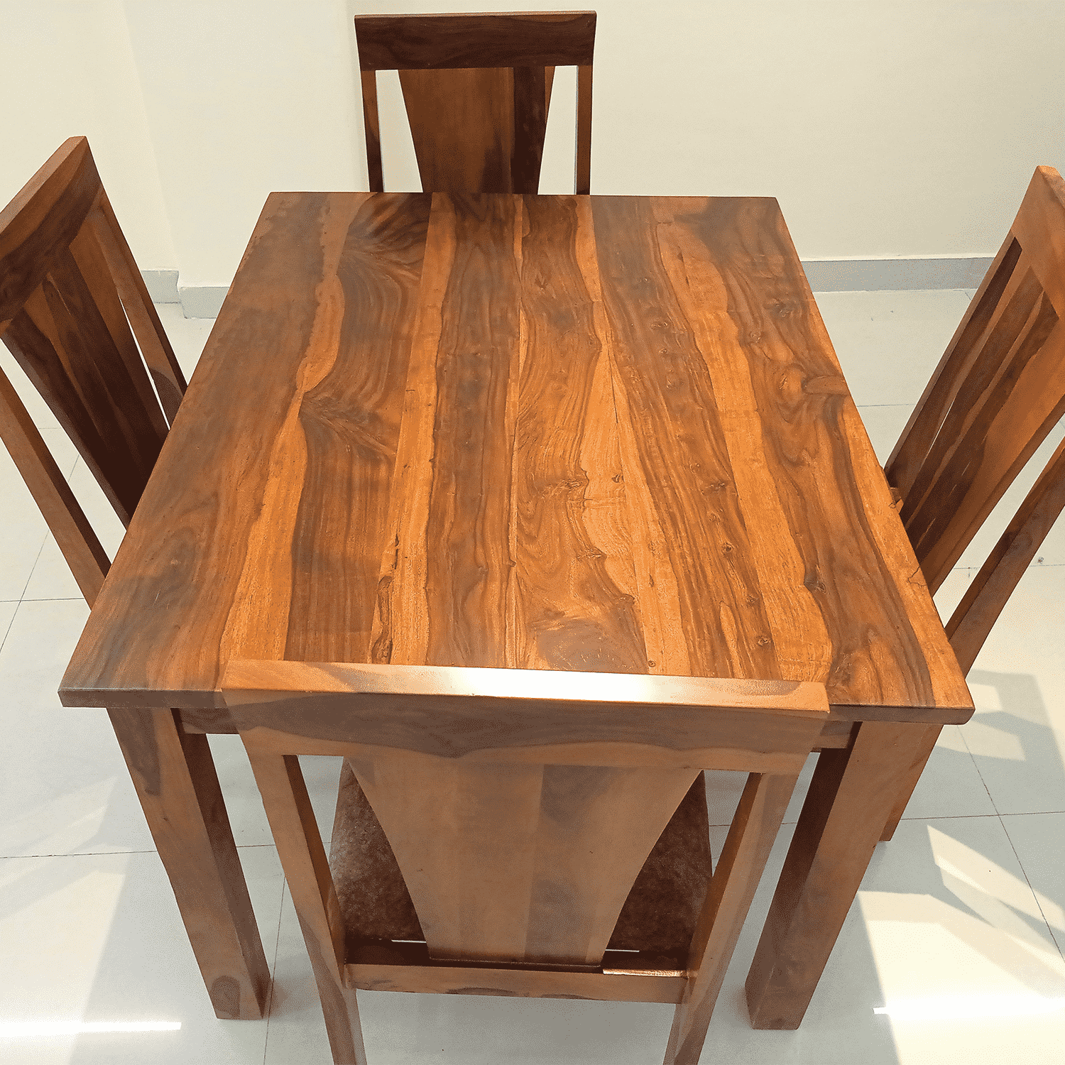 Amaltas V back dining table set