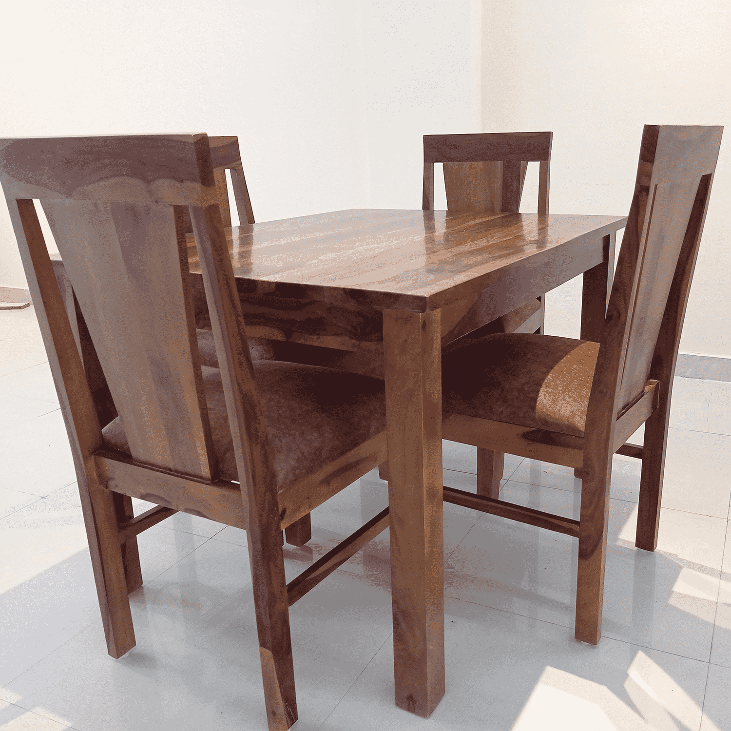 Amaltas V back dining table set